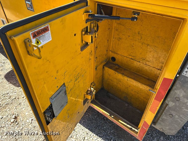 image for item ER4910 2017 Ford F350 Super Duty XL utility bed pickup truck