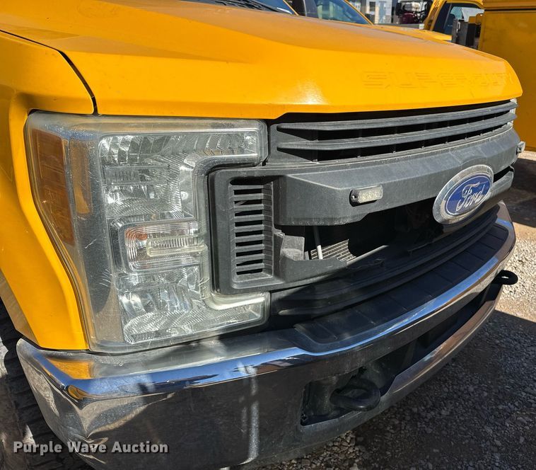 image for item ER4910 2017 Ford F350 Super Duty XL utility bed pickup truck