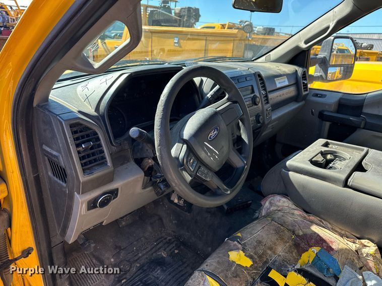 image for item ER4910 2017 Ford F350 Super Duty XL utility bed pickup truck