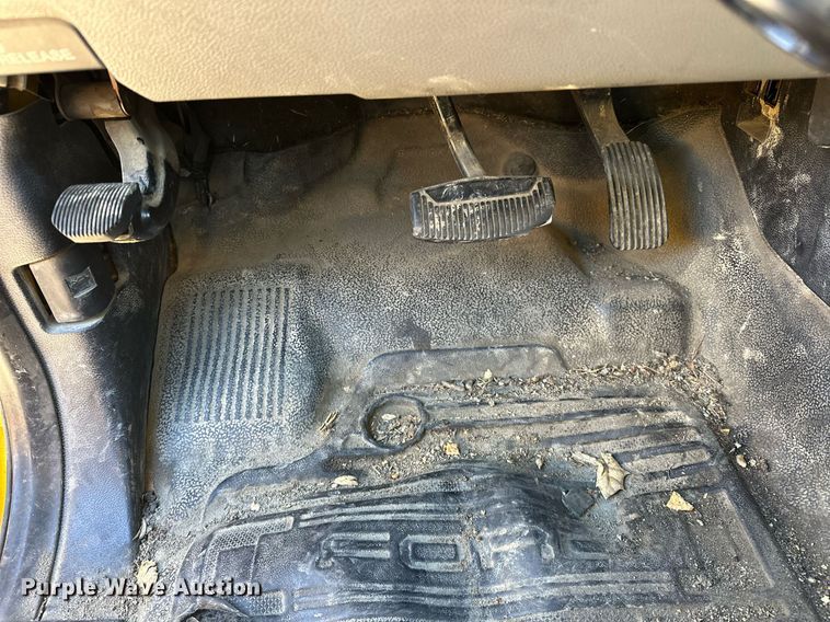 image for item ER4910 2017 Ford F350 Super Duty XL utility bed pickup truck