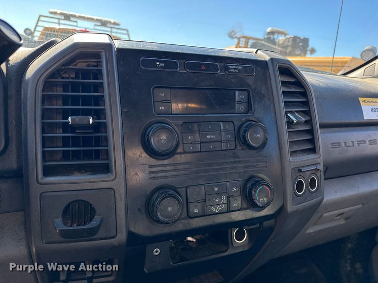 image for item ER4910 2017 Ford F350 Super Duty XL utility bed pickup truck