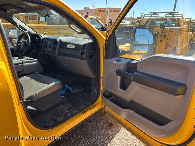 image for item ER4910 2017 Ford F350 Super Duty XL utility bed pickup truck