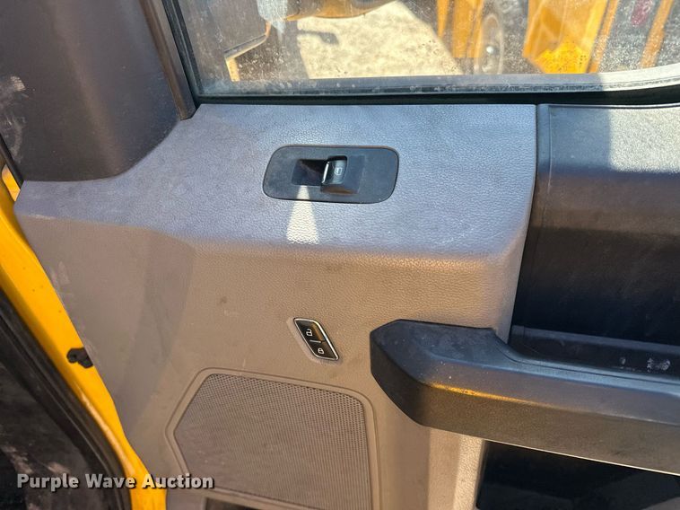 image for item ER4910 2017 Ford F350 Super Duty XL utility bed pickup truck