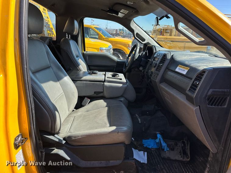 image for item ER4910 2017 Ford F350 Super Duty XL utility bed pickup truck