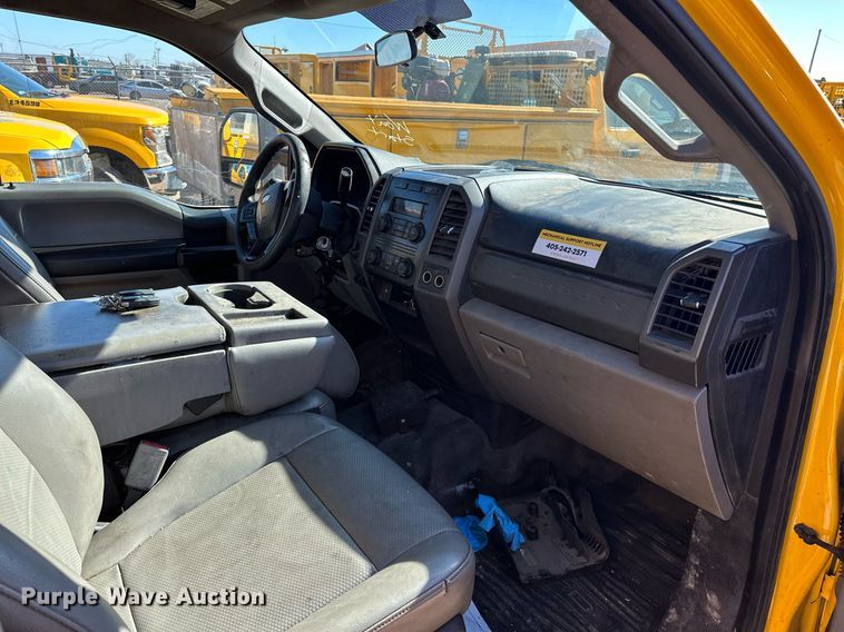 image for item ER4910 2017 Ford F350 Super Duty XL utility bed pickup truck