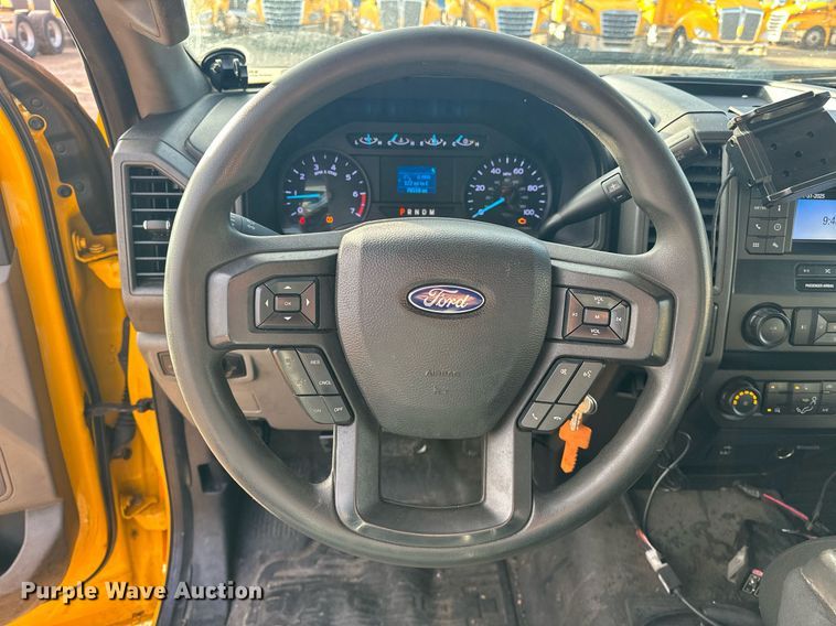 image for item ER4913 2020 Ford F350 Super Duty XL utility bed pickup truck