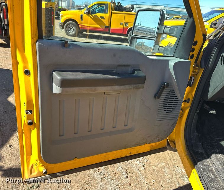 image for item ER4914 2015 Ford F350 Super Duty XL utility bed pickup truck