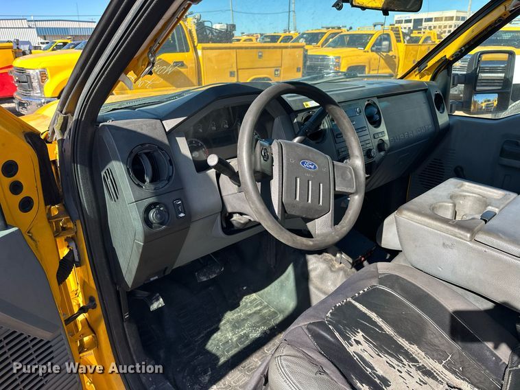 image for item ER4914 2015 Ford F350 Super Duty XL utility bed pickup truck