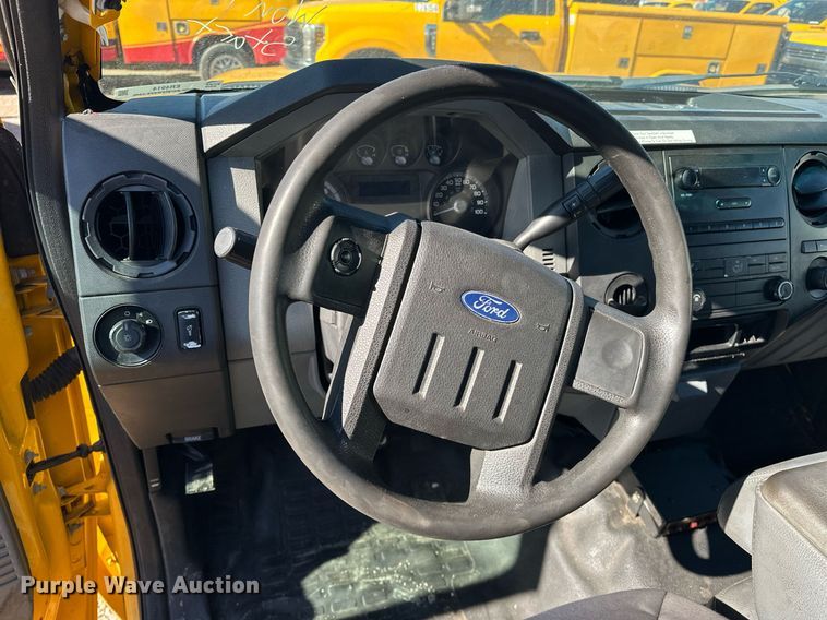 image for item ER4914 2015 Ford F350 Super Duty XL utility bed pickup truck