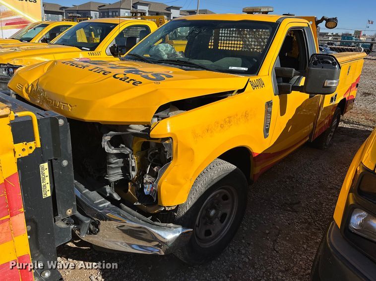 image for item ER4915 2018 Ford F350 Super Duty XL utility bed pickup truck