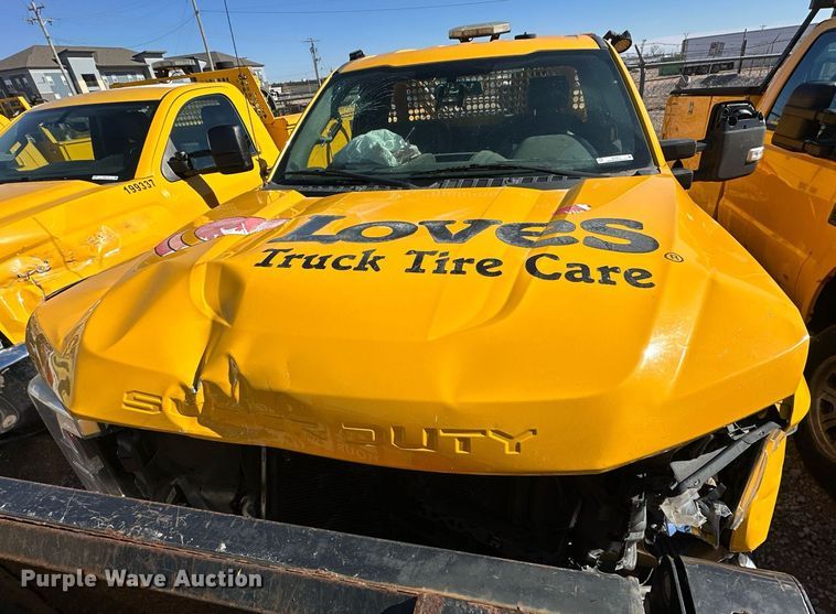 image for item ER4915 2018 Ford F350 Super Duty XL utility bed pickup truck