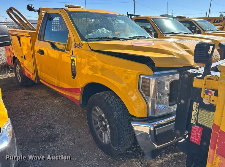 image for item ER4915 2018 Ford F350 Super Duty XL utility bed pickup truck