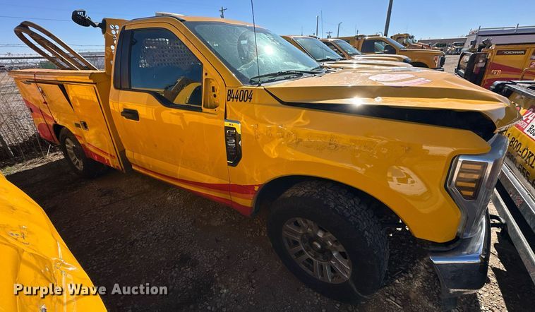 image for item ER4915 2018 Ford F350 Super Duty XL utility bed pickup truck