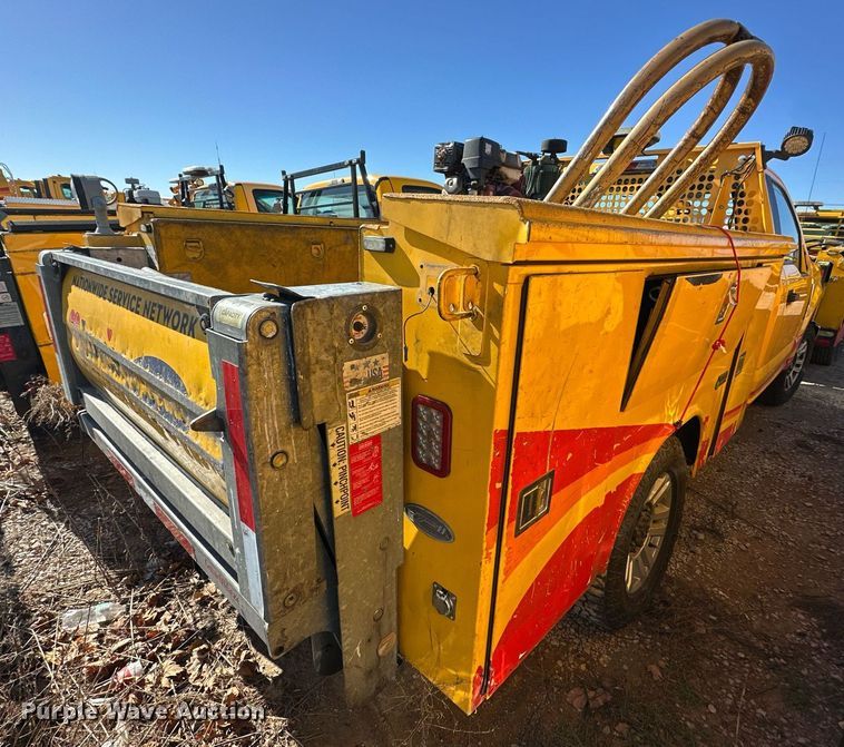 image for item ER4915 2018 Ford F350 Super Duty XL utility bed pickup truck