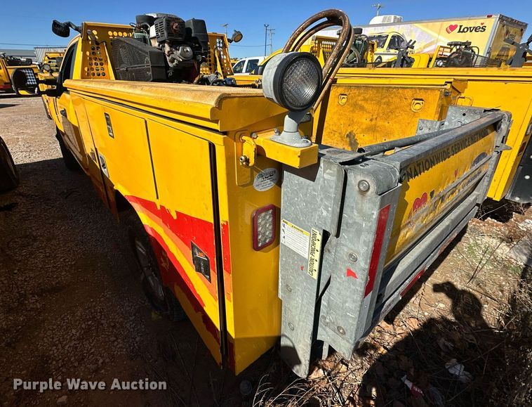 image for item ER4915 2018 Ford F350 Super Duty XL utility bed pickup truck