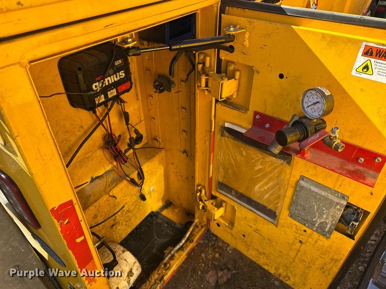 image for item ER4915 2018 Ford F350 Super Duty XL utility bed pickup truck