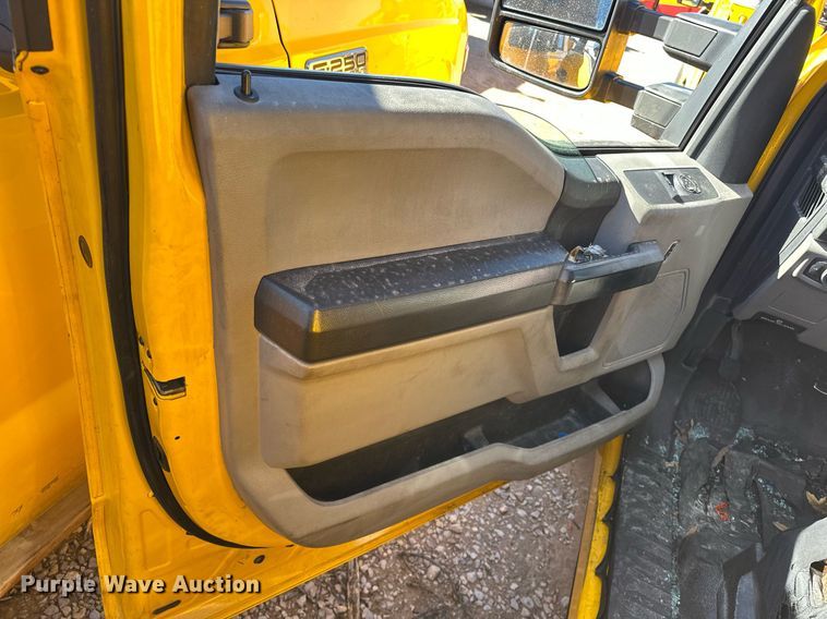 image for item ER4915 2018 Ford F350 Super Duty XL utility bed pickup truck