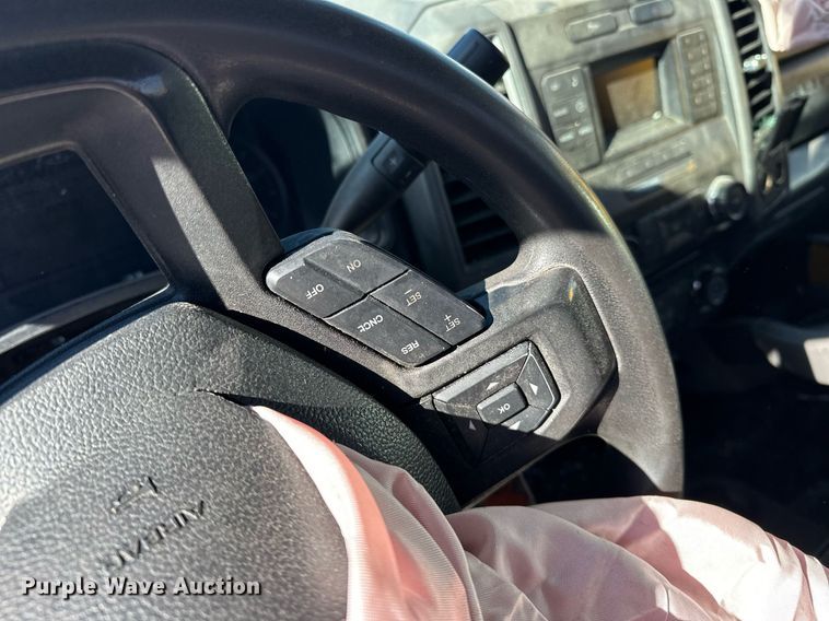 image for item ER4915 2018 Ford F350 Super Duty XL utility bed pickup truck