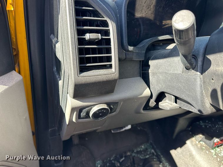 image for item ER4915 2018 Ford F350 Super Duty XL utility bed pickup truck