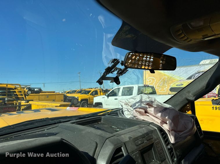 image for item ER4915 2018 Ford F350 Super Duty XL utility bed pickup truck