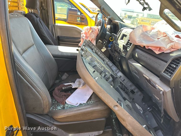 image for item ER4915 2018 Ford F350 Super Duty XL utility bed pickup truck