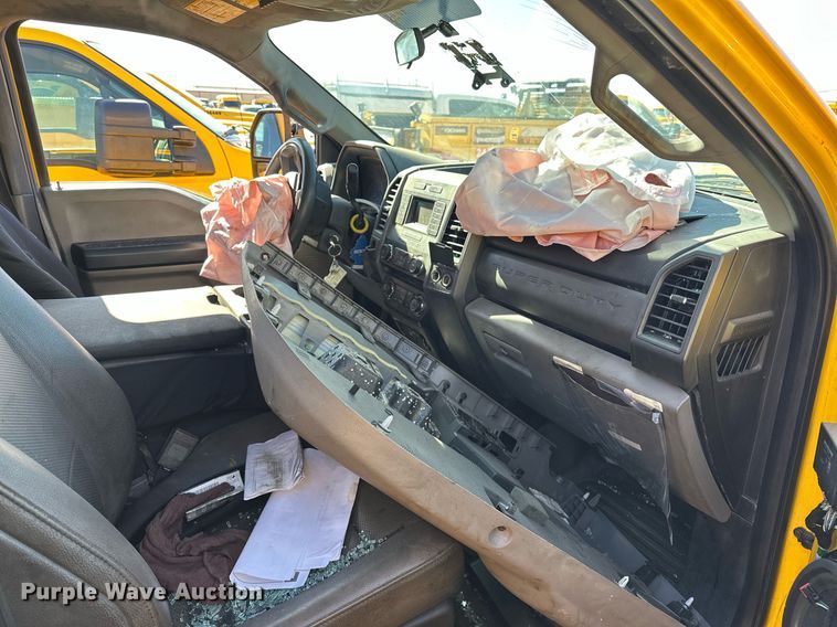 image for item ER4915 2018 Ford F350 Super Duty XL utility bed pickup truck