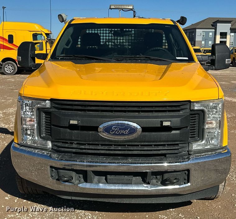 image for item ER4916 2017 Ford F350 Super Duty XL utility bed pickup truck