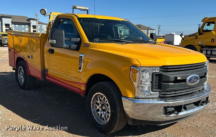 image for item ER4916 2017 Ford F350 Super Duty XL utility bed pickup truck