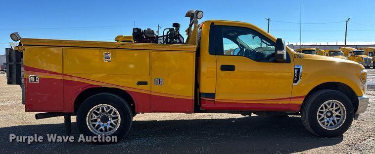 image for item ER4916 2017 Ford F350 Super Duty XL utility bed pickup truck