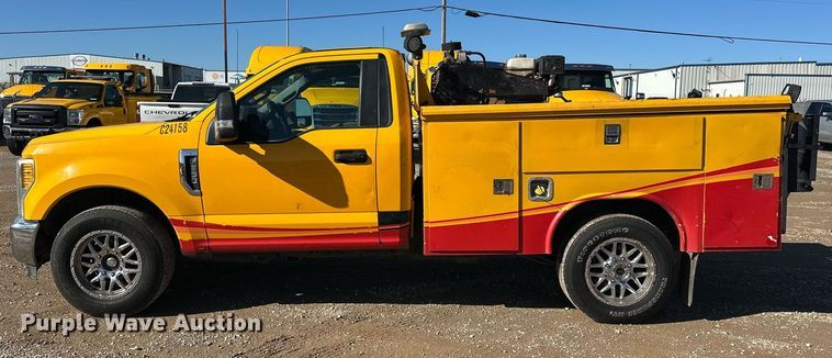 image for item ER4916 2017 Ford F350 Super Duty XL utility bed pickup truck