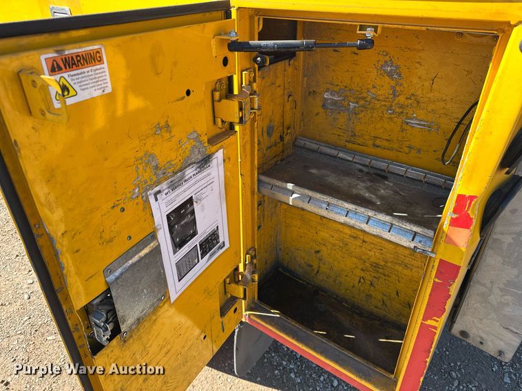 image for item ER4916 2017 Ford F350 Super Duty XL utility bed pickup truck