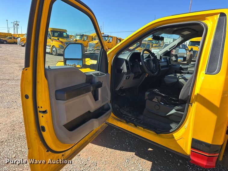 image for item ER4916 2017 Ford F350 Super Duty XL utility bed pickup truck