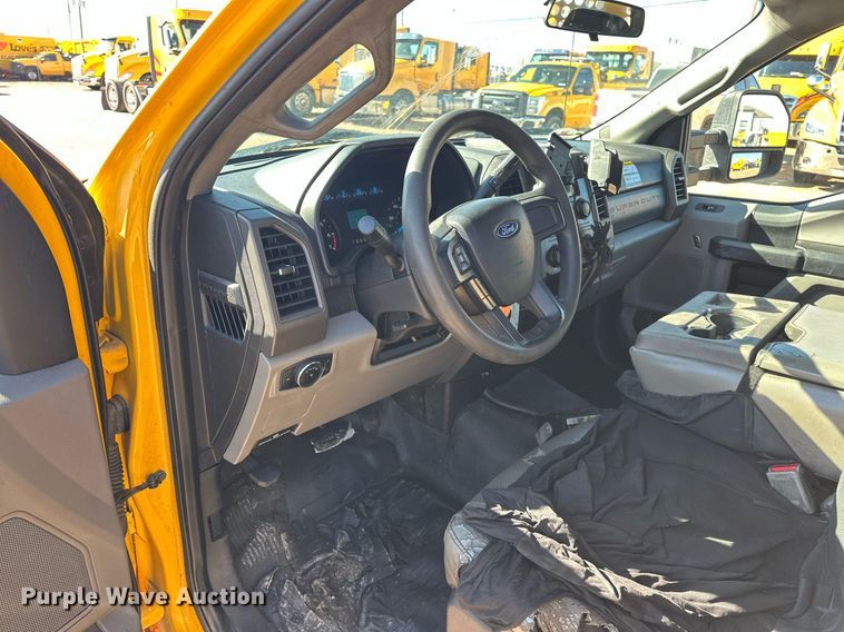 image for item ER4916 2017 Ford F350 Super Duty XL utility bed pickup truck