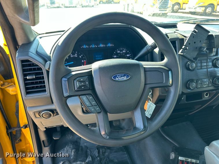 image for item ER4916 2017 Ford F350 Super Duty XL utility bed pickup truck