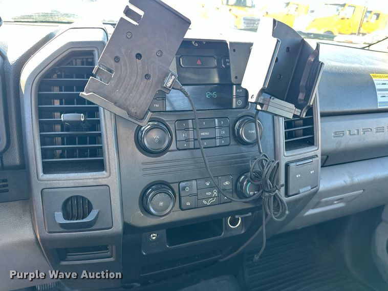 image for item ER4916 2017 Ford F350 Super Duty XL utility bed pickup truck