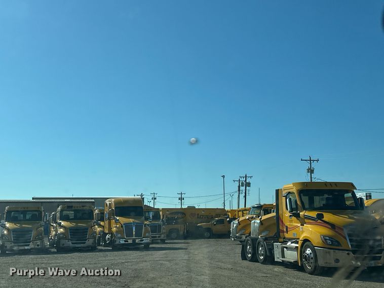 image for item ER4916 2017 Ford F350 Super Duty XL utility bed pickup truck