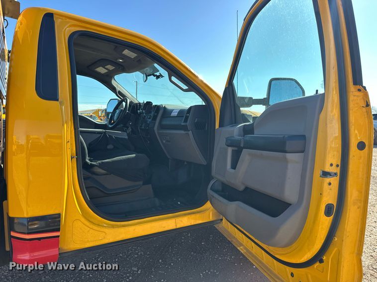 image for item ER4916 2017 Ford F350 Super Duty XL utility bed pickup truck