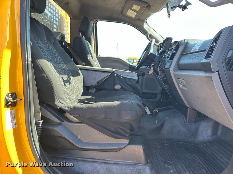 image for item ER4916 2017 Ford F350 Super Duty XL utility bed pickup truck