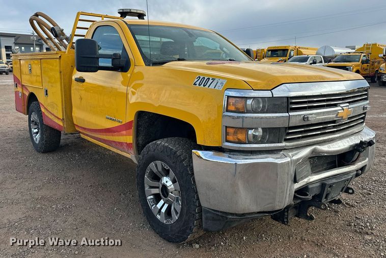 image for item ER4917 2016 Chevrolet Silverado 3500HD utility bed pickup truck