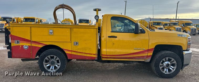 image for item ER4917 2016 Chevrolet Silverado 3500HD utility bed pickup truck