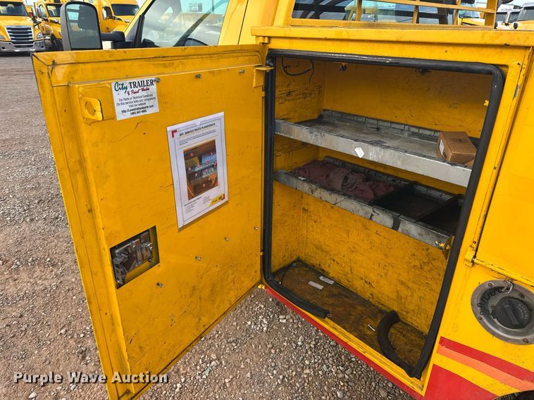 image for item ER4917 2016 Chevrolet Silverado 3500HD utility bed pickup truck