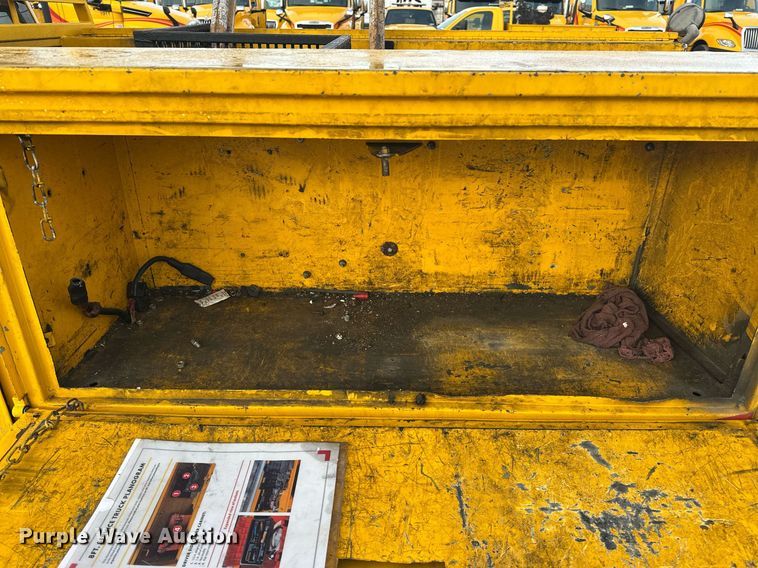 image for item ER4917 2016 Chevrolet Silverado 3500HD utility bed pickup truck