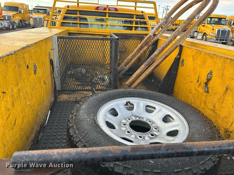 image for item ER4917 2016 Chevrolet Silverado 3500HD utility bed pickup truck