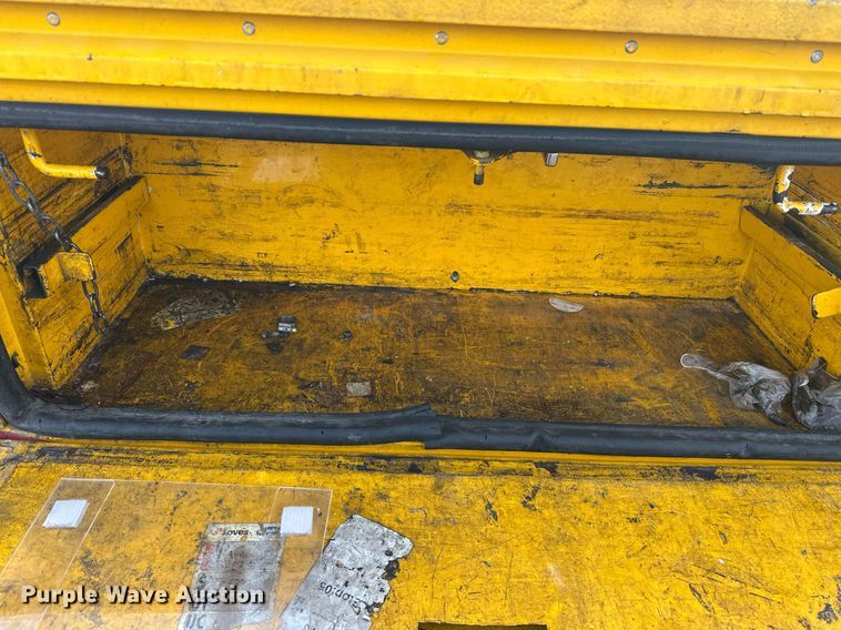 image for item ER4917 2016 Chevrolet Silverado 3500HD utility bed pickup truck