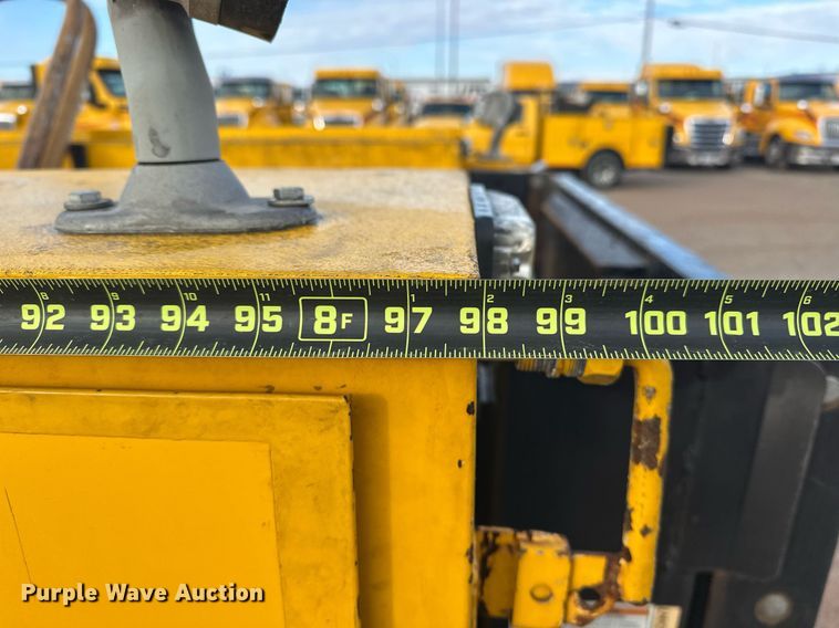 image for item ER4917 2016 Chevrolet Silverado 3500HD utility bed pickup truck