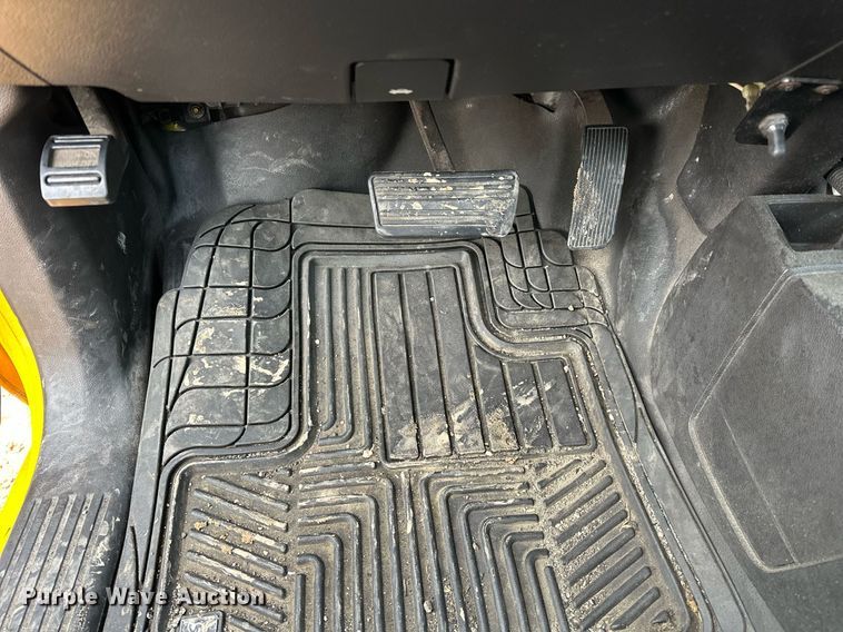 image for item ER4917 2016 Chevrolet Silverado 3500HD utility bed pickup truck