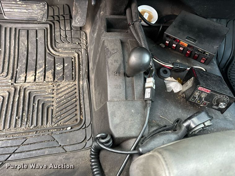 image for item ER4917 2016 Chevrolet Silverado 3500HD utility bed pickup truck