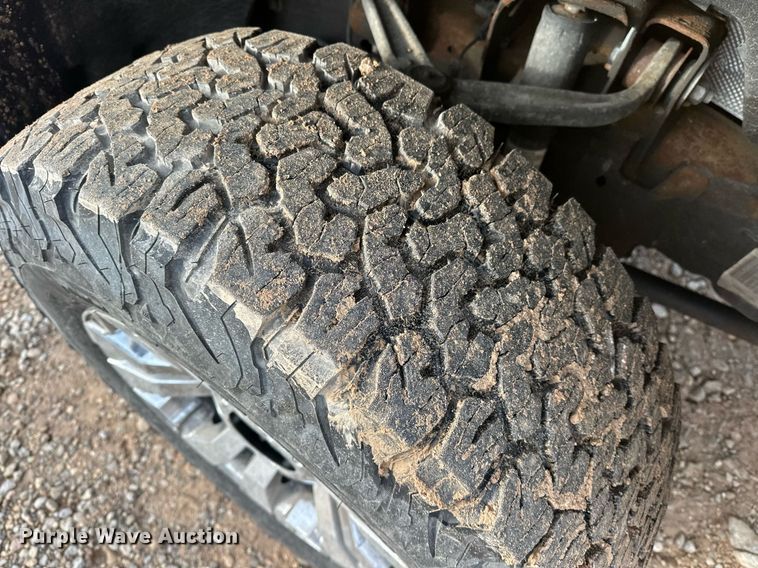 image for item ER4917 2016 Chevrolet Silverado 3500HD utility bed pickup truck