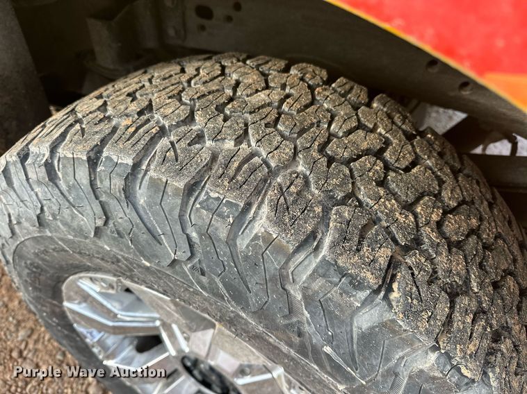 image for item ER4917 2016 Chevrolet Silverado 3500HD utility bed pickup truck