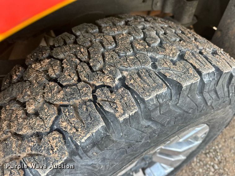 image for item ER4917 2016 Chevrolet Silverado 3500HD utility bed pickup truck